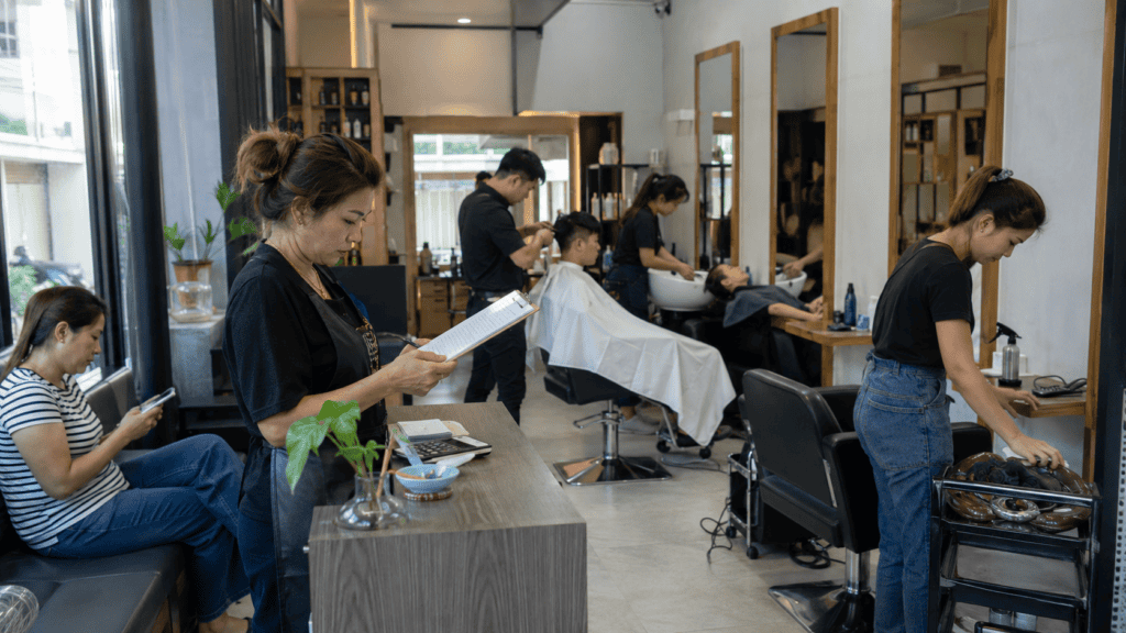 จัดคิวช่างร้านบริการด้วยโปรแกรม: แบ่งงานอย่างไรให้แฟร์และลูกค้าไม่รอ